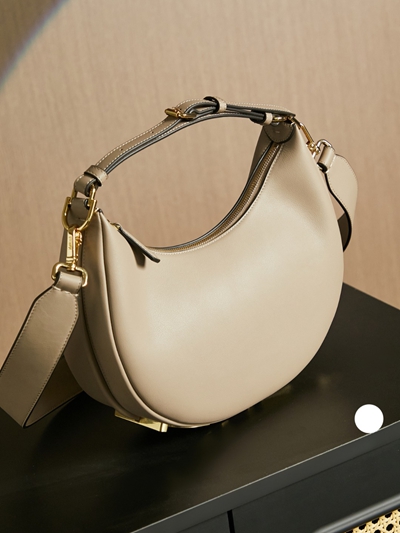 フェンディバッグ着用イメージ